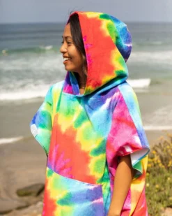 LEUS TIE DYE RAINBOW PONCHO -Reef Surf Shop leus originalponcho tie dye rainbow lifestyle1 28384.1673632371