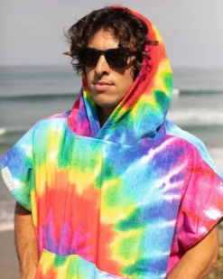 LEUS TIE DYE RAINBOW PONCHO -Reef Surf Shop leus originalponcho tie dye rainbow lifestyle2 85883.1673632372