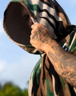 LEUS SKETCHY TANK ORIGINAL ECO PONCHO -Reef Surf Shop leus ponchotowel sketchytank close up 00530.1673632273