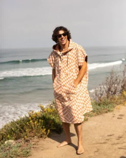 LEUS TERRACOTTA PONCHO - LARGE (EX) -Reef Surf Shop leus proponcho terracotta lifestyle2 55222.1691177165