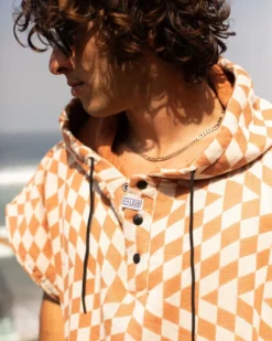 LEUS TERRACOTTA PONCHO - LARGE (EX) -Reef Surf Shop leus proponcho terracotta lifestyle3 52884.1691177166