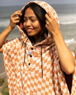 LEUS TERRACOTTA PONCHO - LARGE (EX) -Reef Surf Shop leus proponcho terracotta lifestyle5 32381.1691177167